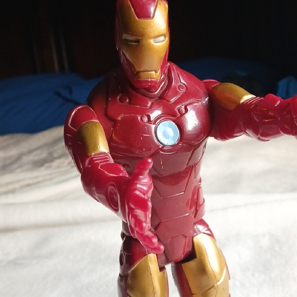 Iron Man Red & Gold Action Figure - Picture 2 of 5